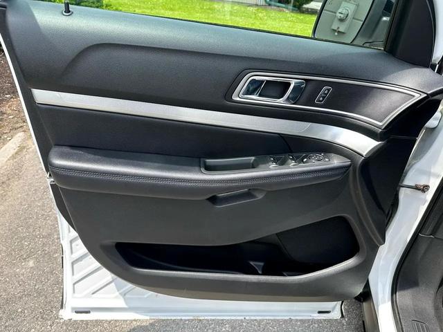 Photo of 2017 White Ford Explorer