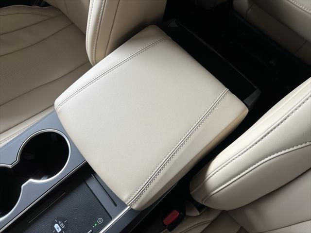 Photo of 2025 Platinum White Pearl Acura MDX