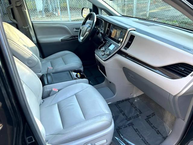 Photo of 2016 Midnight Black Metallic Toyota Sienna