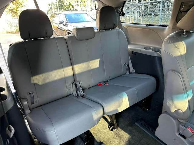 Photo of 2016 Midnight Black Metallic Toyota Sienna