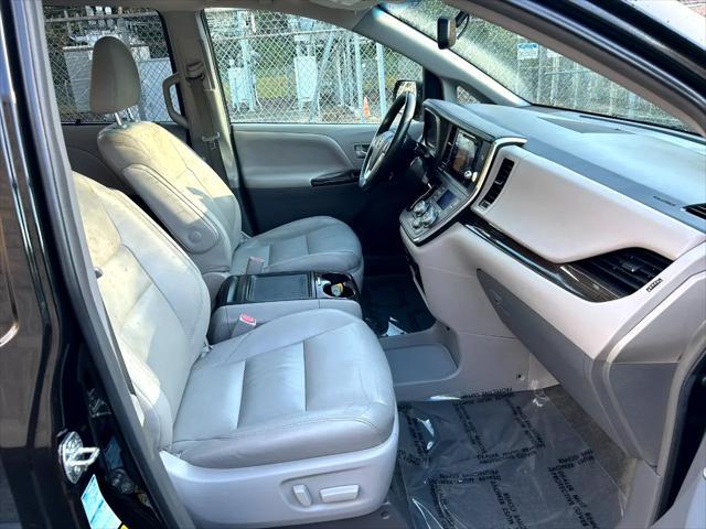 Photo of 2016 Midnight Black Metallic Toyota Sienna