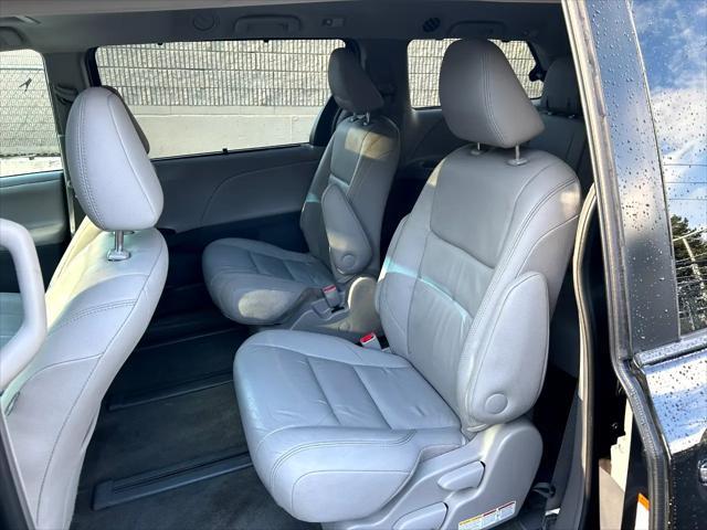 Photo of 2016 Midnight Black Metallic Toyota Sienna