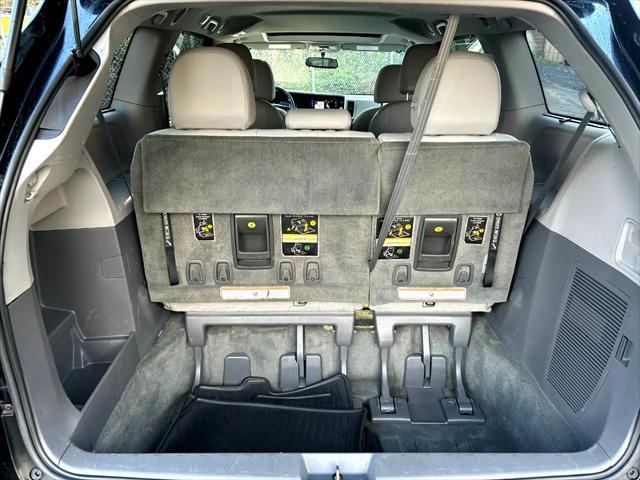 Photo of 2016 Midnight Black Metallic Toyota Sienna