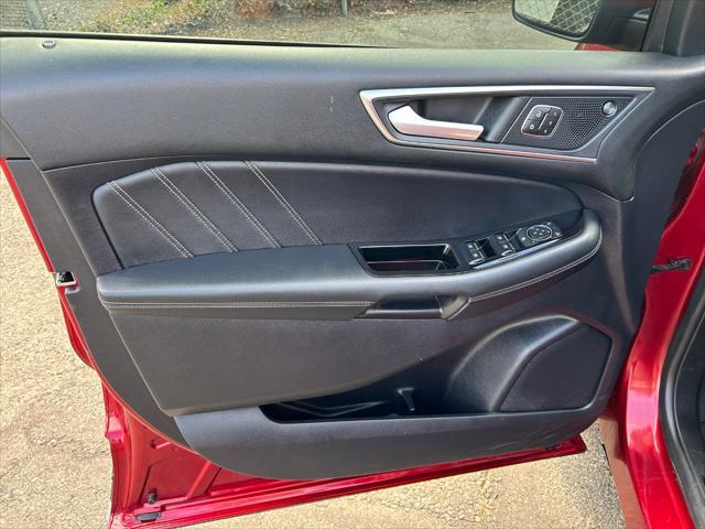 Photo of 2019 Ruby Red Metallic Tinted Clearcoat Ford Edge
