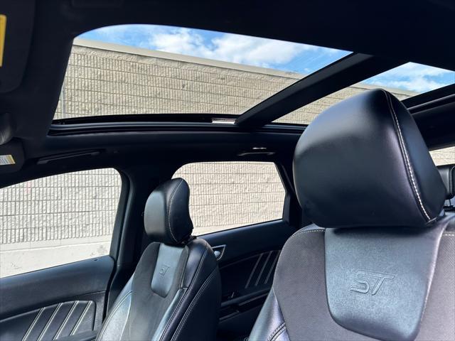 Photo of 2019 Ruby Red Metallic Tinted Clearcoat Ford Edge