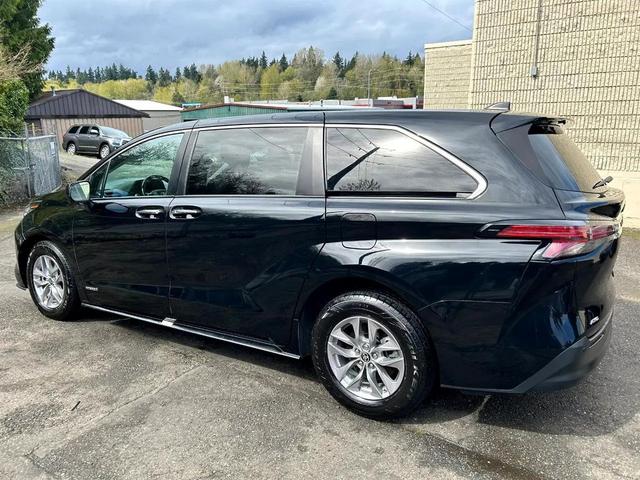Photo of 2021 Midnight Black Metallic Toyota Sienna