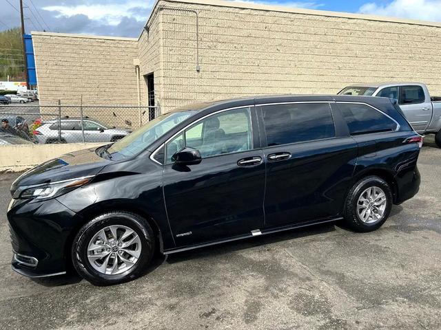 Photo of 2021 Midnight Black Metallic Toyota Sienna