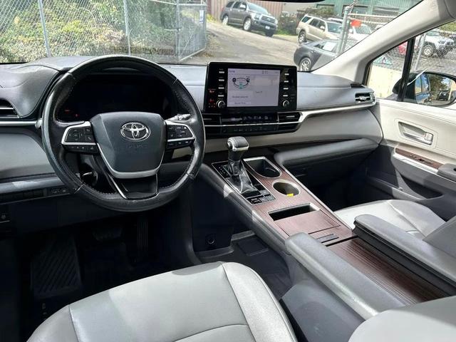 Photo of 2021 Midnight Black Metallic Toyota Sienna