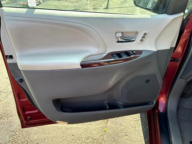 Photo of 2013 Salsa Red Pearl Toyota Sienna