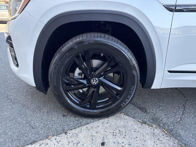 Photo of 2025 Opal White Pearl Volkswagen Atlas Cross Sport
