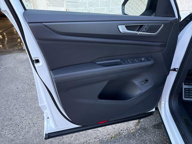 Photo of 2025 Opal White Pearl Volkswagen Atlas Cross Sport