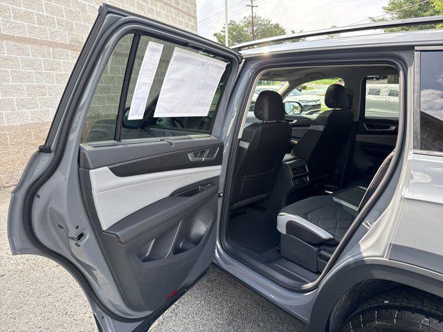 Photo of 2025 Pure Gray Volkswagen Atlas