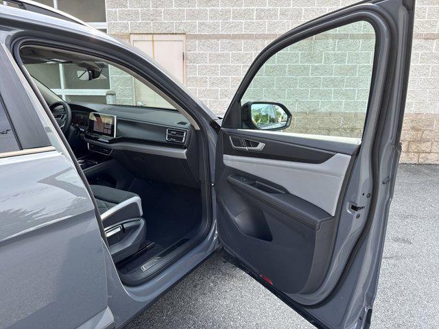 Photo of 2025 Pure Gray Volkswagen Atlas