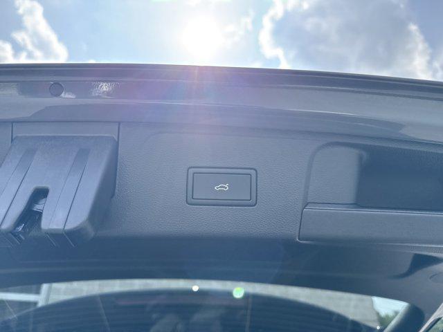 Photo of 2025 Pure Gray Volkswagen Atlas