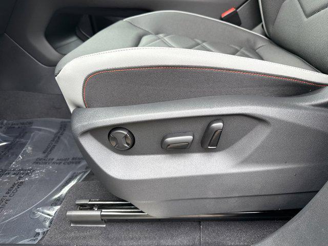Photo of 2025 Avocado Green Pearl Volkswagen Atlas