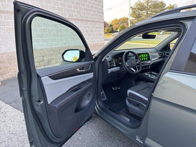 Photo of 2025 Avocado Green Pearl Volkswagen Atlas