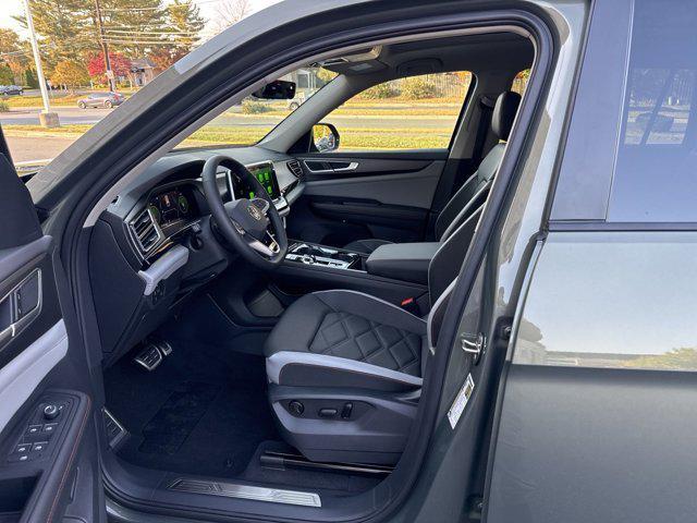 Photo of 2025 Avocado Green Pearl Volkswagen Atlas