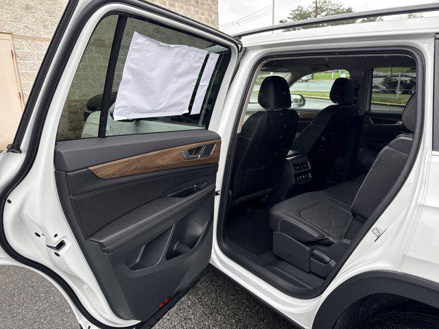 Photo of 2025 Pure White Volkswagen Atlas
