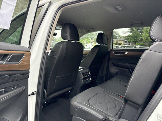 Photo of 2025 Pure White Volkswagen Atlas