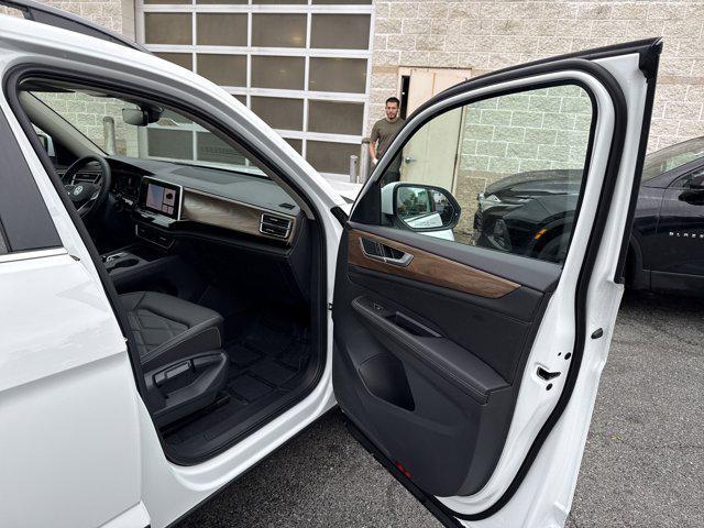 Photo of 2025 Pure White Volkswagen Atlas