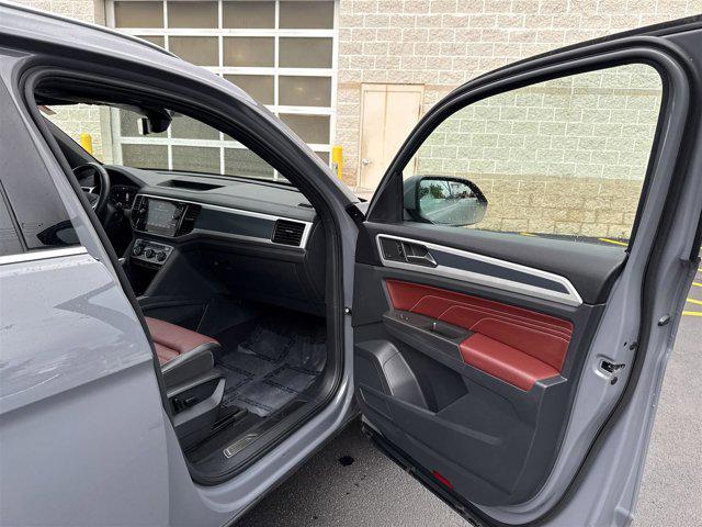 Photo of 2022 Pure Gray Volkswagen Atlas Cross Sport