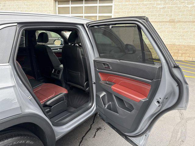Photo of 2022 Pure Gray Volkswagen Atlas Cross Sport