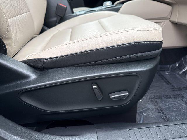 Photo of 2022 Star White Metallic Tri-Coat Ford Escape