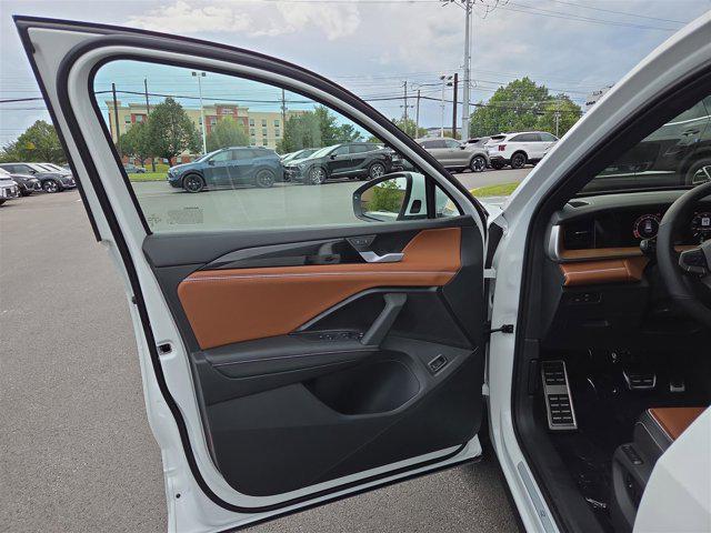Photo of 2025 Opal White Pearl Volkswagen Tiguan