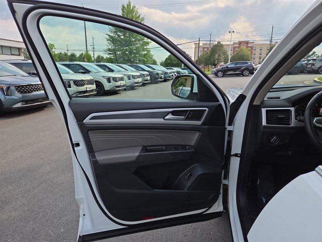 Photo of 2022 Pure White Volkswagen Atlas
