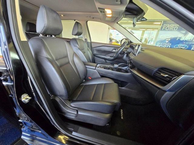 Photo of 2022 Super Black Nissan Rogue