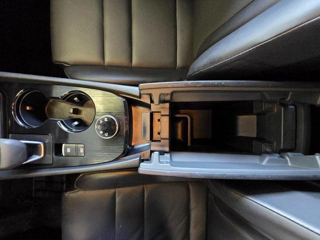 Photo of 2022 Super Black Nissan Rogue