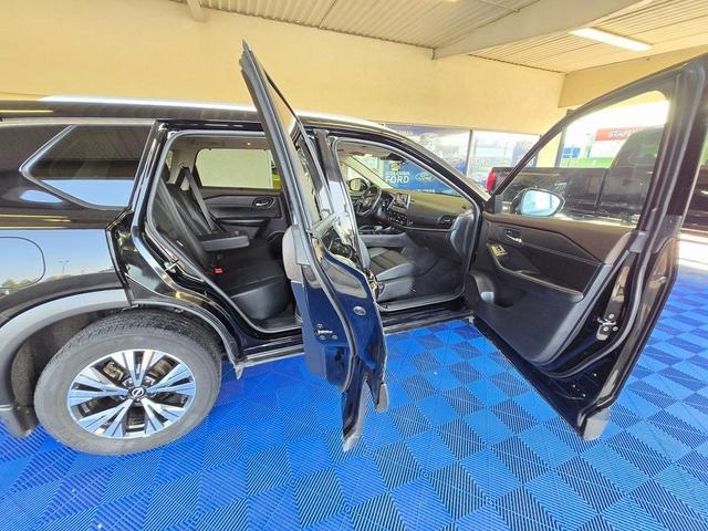 Photo of 2022 Super Black Nissan Rogue