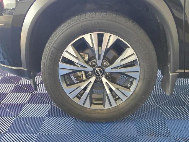 Photo of 2022 Super Black Nissan Rogue