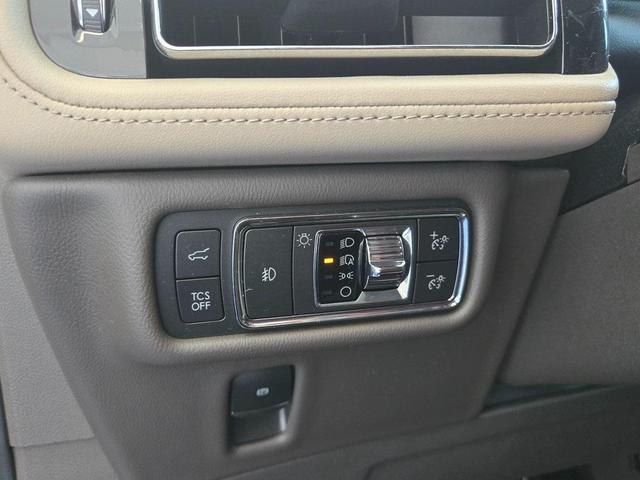 Photo of 2022 Radiance Metallic Lincoln Nautilus