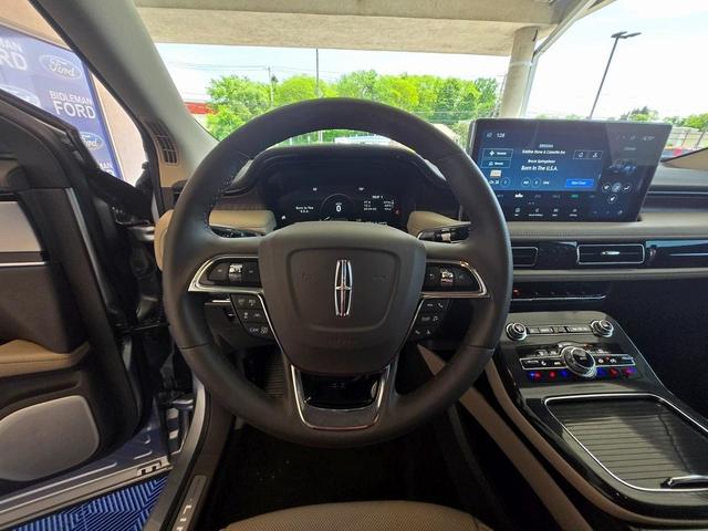 Photo of 2022 Radiance Metallic Lincoln Nautilus