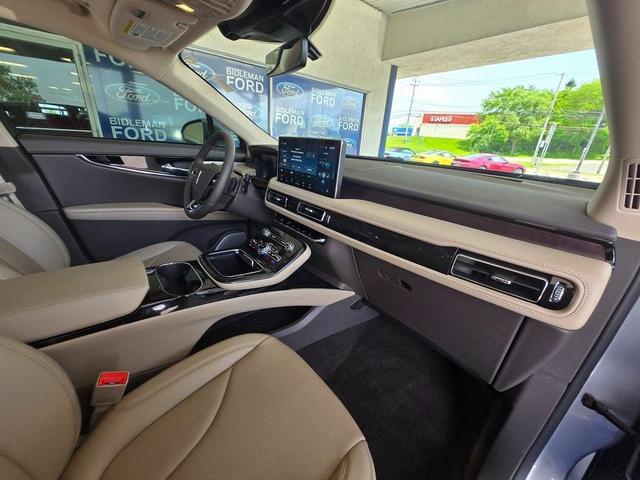 Photo of 2022 Radiance Metallic Lincoln Nautilus