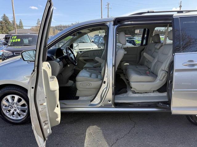 Photo of 2008 Silver Pearl Metallic Honda Odyssey