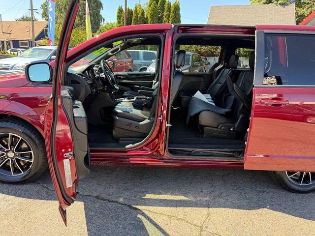 Photo of 2018 Burgundy Dodge Grand Caravan
