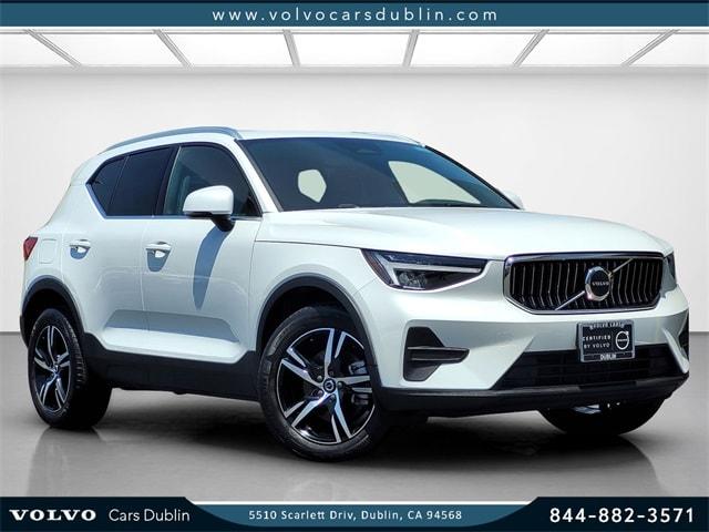 Photo of 2025 Crystal White Volvo XC40