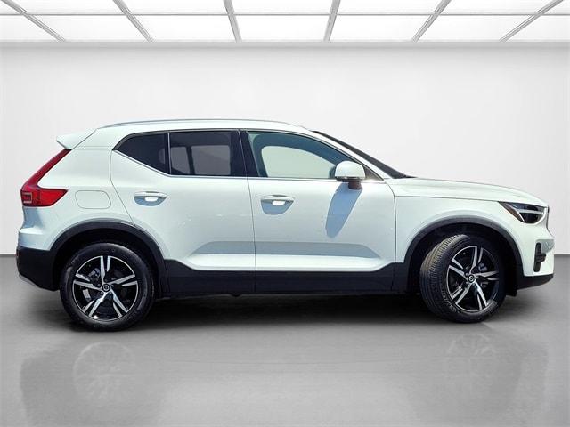Photo of 2025 Crystal White Volvo XC40