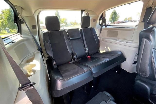 Photo of 2016 Bright White Clearcoat Chrysler Town & Country