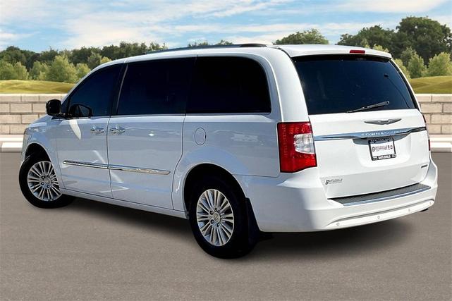 Photo of 2016 Bright White Clearcoat Chrysler Town & Country