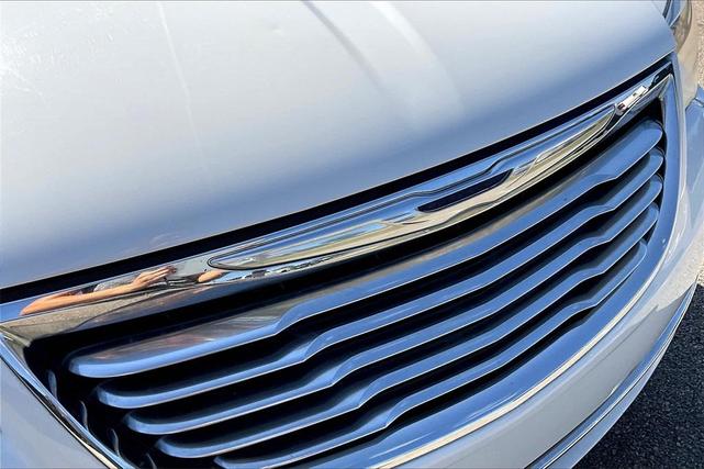 Photo of 2016 Bright White Clearcoat Chrysler Town & Country