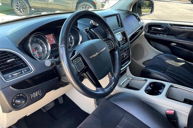 Photo of 2016 Bright White Clearcoat Chrysler Town & Country