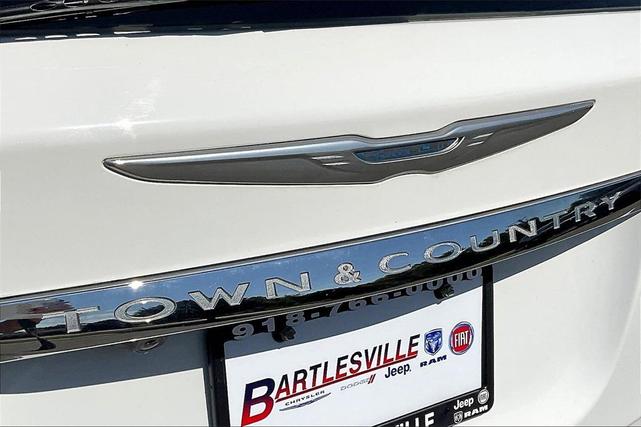 Photo of 2016 Bright White Clearcoat Chrysler Town & Country