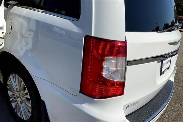 Photo of 2016 Bright White Clearcoat Chrysler Town & Country