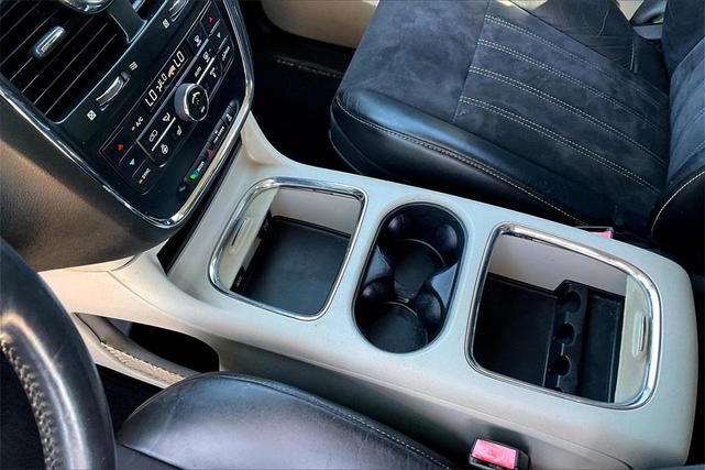 Photo of 2016 Bright White Clearcoat Chrysler Town & Country