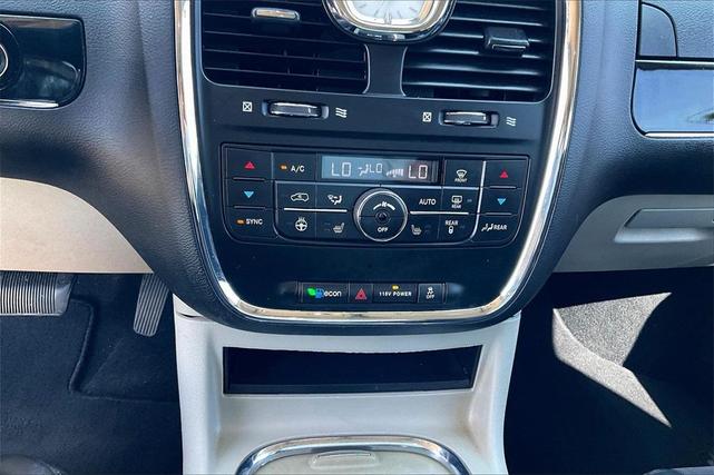 Photo of 2016 Bright White Clearcoat Chrysler Town & Country