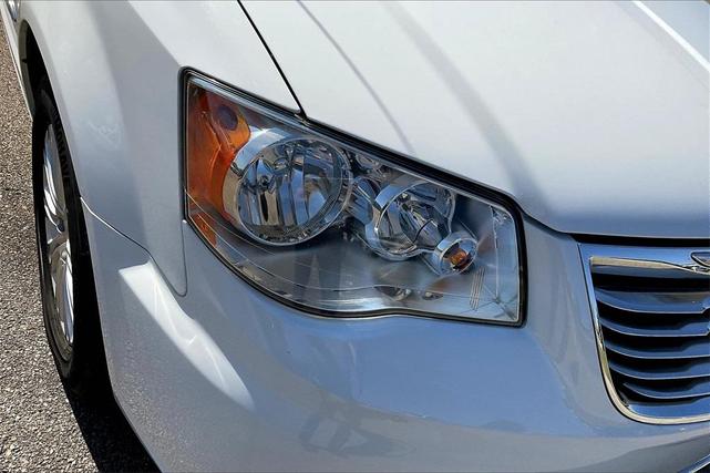 Photo of 2016 Bright White Clearcoat Chrysler Town & Country