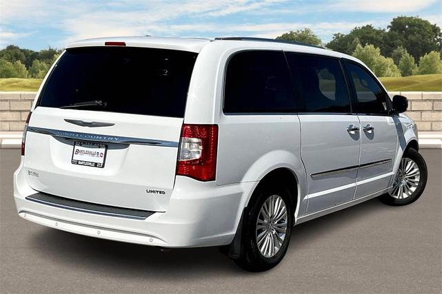 Photo of 2016 Bright White Clearcoat Chrysler Town & Country